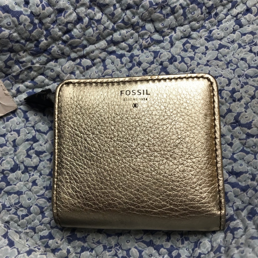 “NWT” gold Fossil wallet